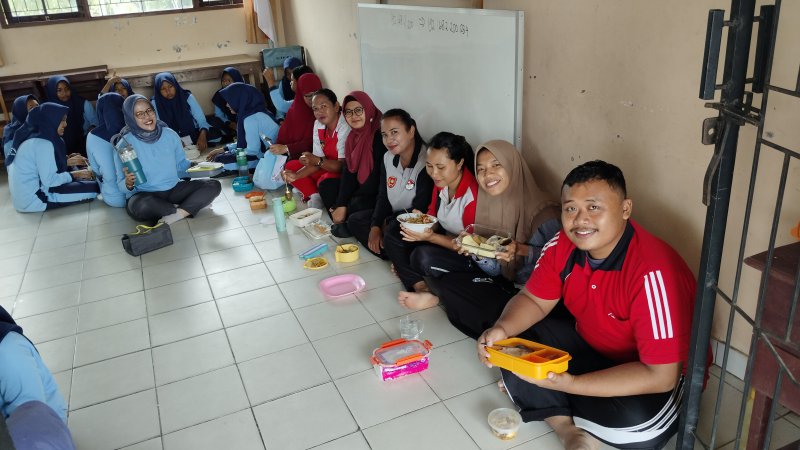 Siswa dan Guru di SMPN 2 Pangkalan Banteng Peduli Kesehatan dengan Membawa Bekal Sehat