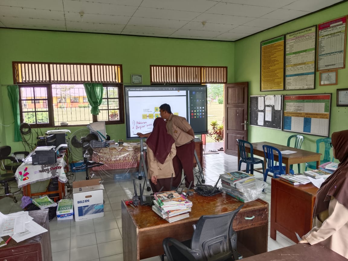 Kombel SMPN 2 Pangkalan Banteng Manfaatkan IFP untuk Tingkatkan Kualitas Mengajar Guru